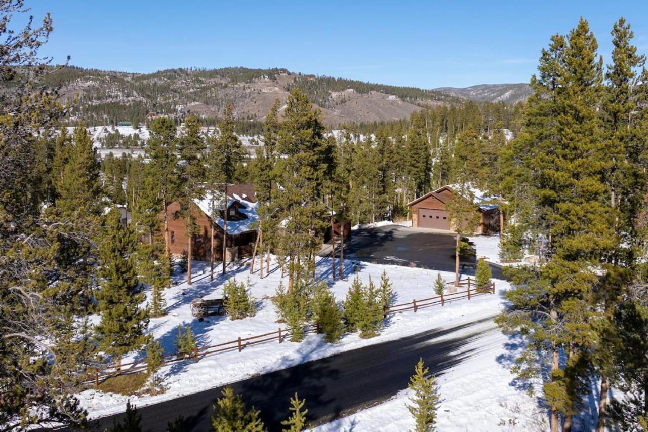 Wagon Ranch Ultimate Retreat with Hot Tub