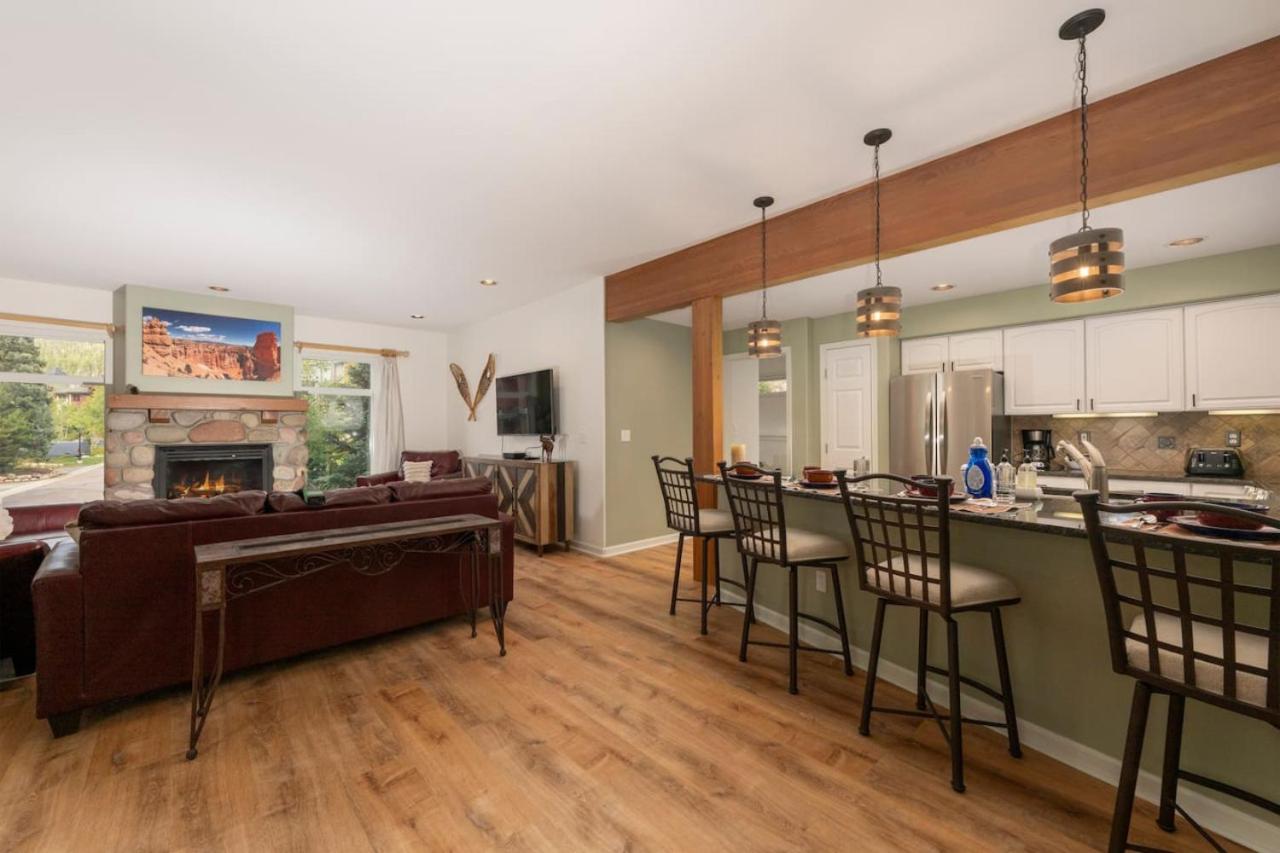 Luxe Home Minutes To Skiing Hot Tub
