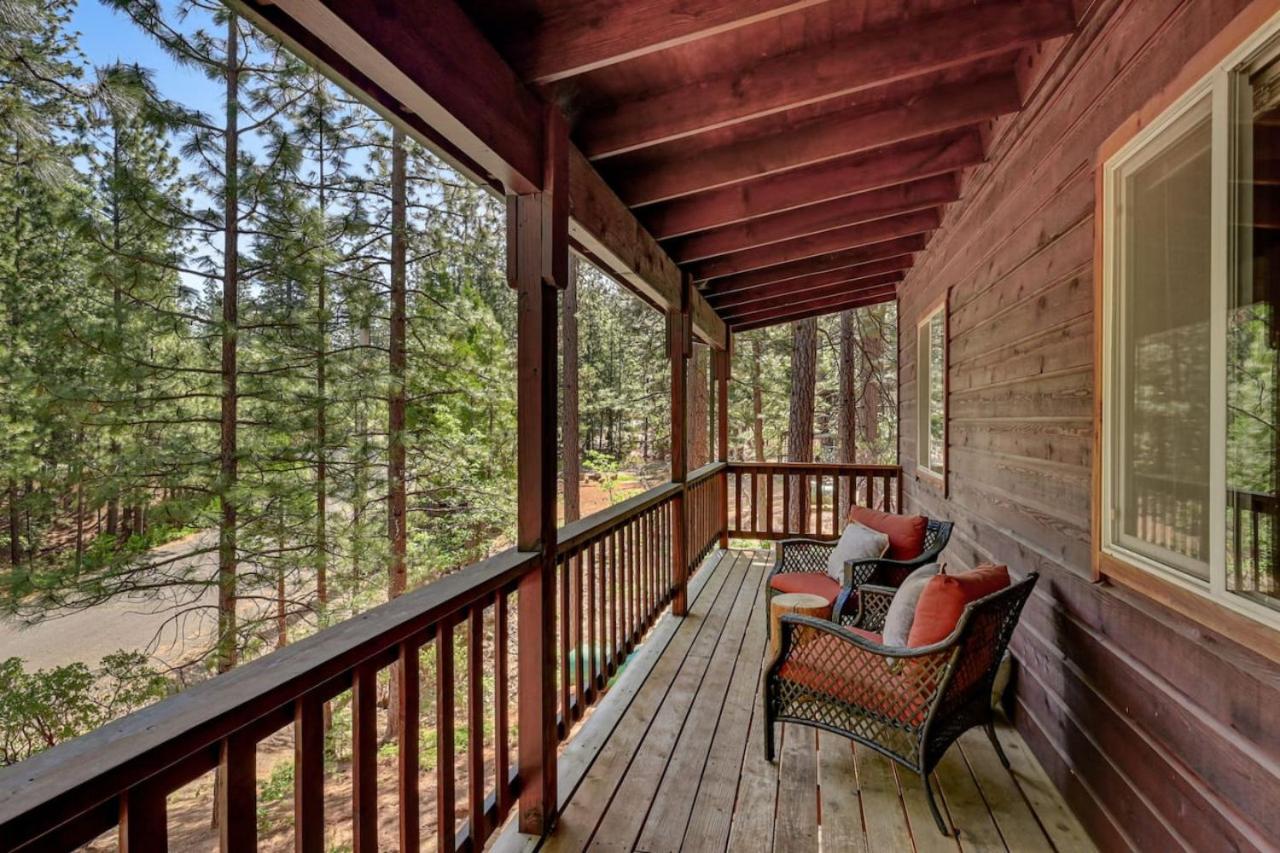 Great Cabin with AC Firepit Fireplace
