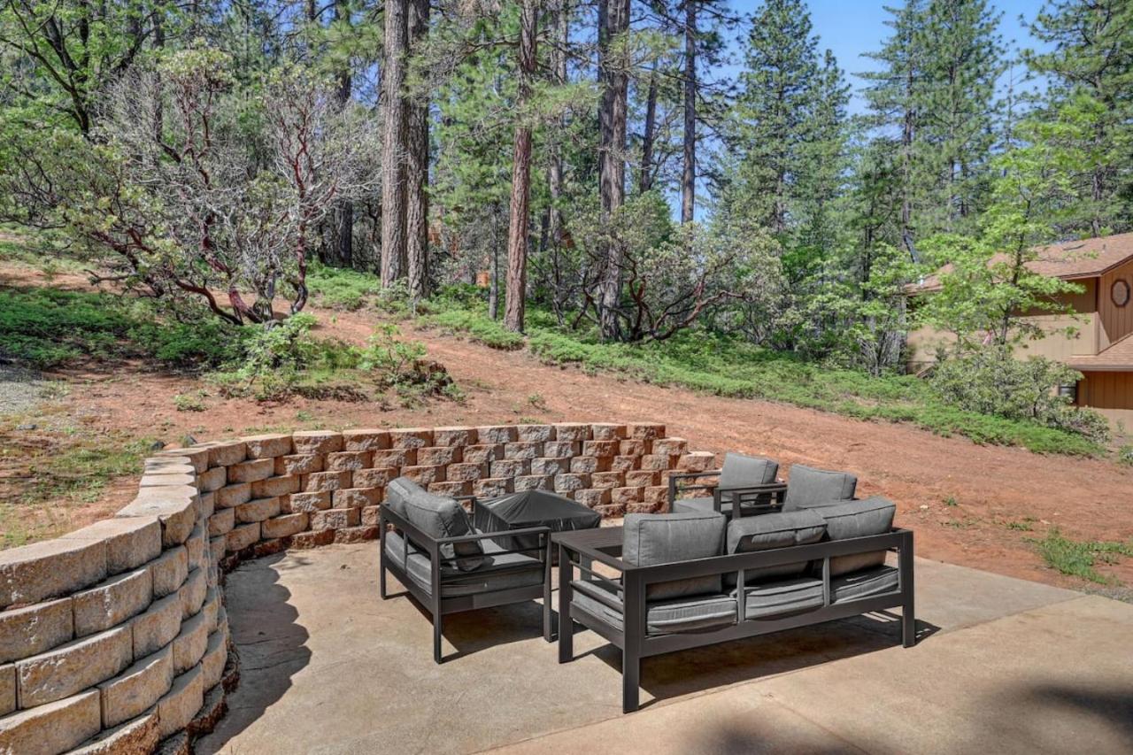 Great Cabin with AC Firepit Fireplace