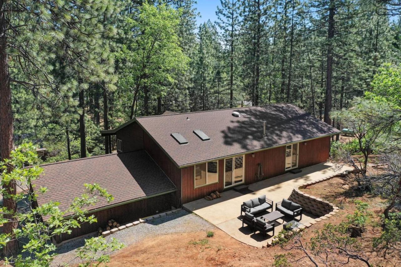 Great Cabin with AC Firepit Fireplace