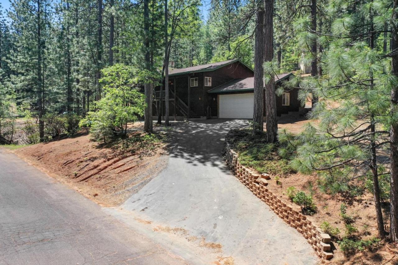 Great Cabin with AC Firepit Fireplace