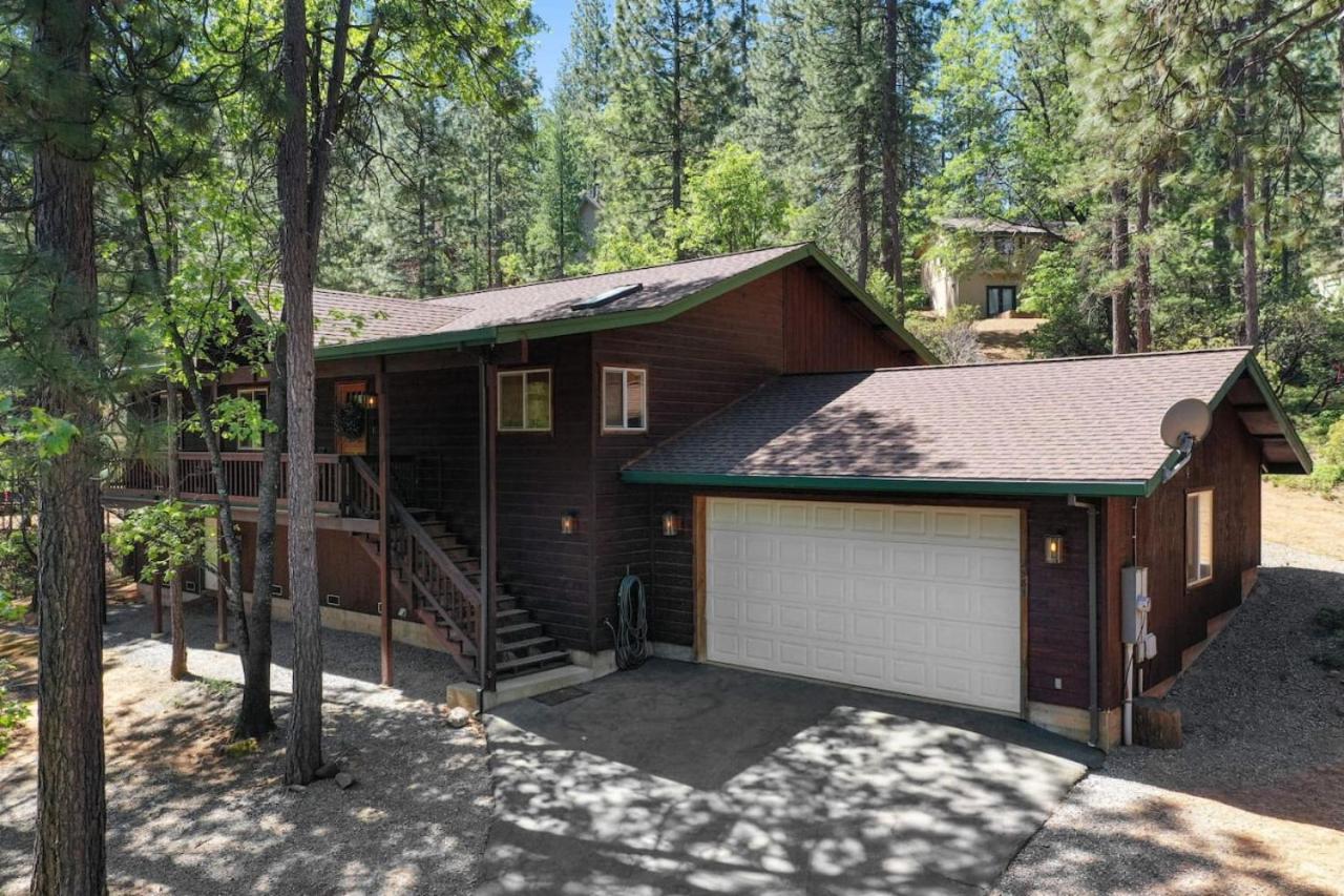 Great Cabin with AC Firepit Fireplace