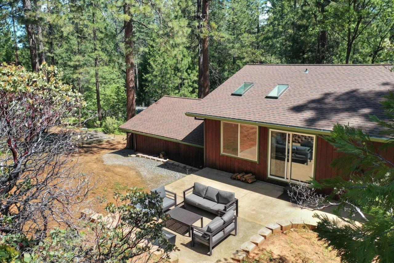 Great Cabin with AC Firepit Fireplace