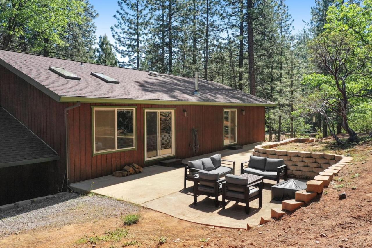 Great Cabin with AC Firepit Fireplace