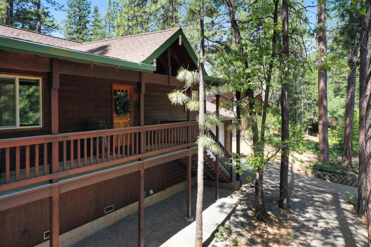 Great Cabin with AC Firepit Fireplace
