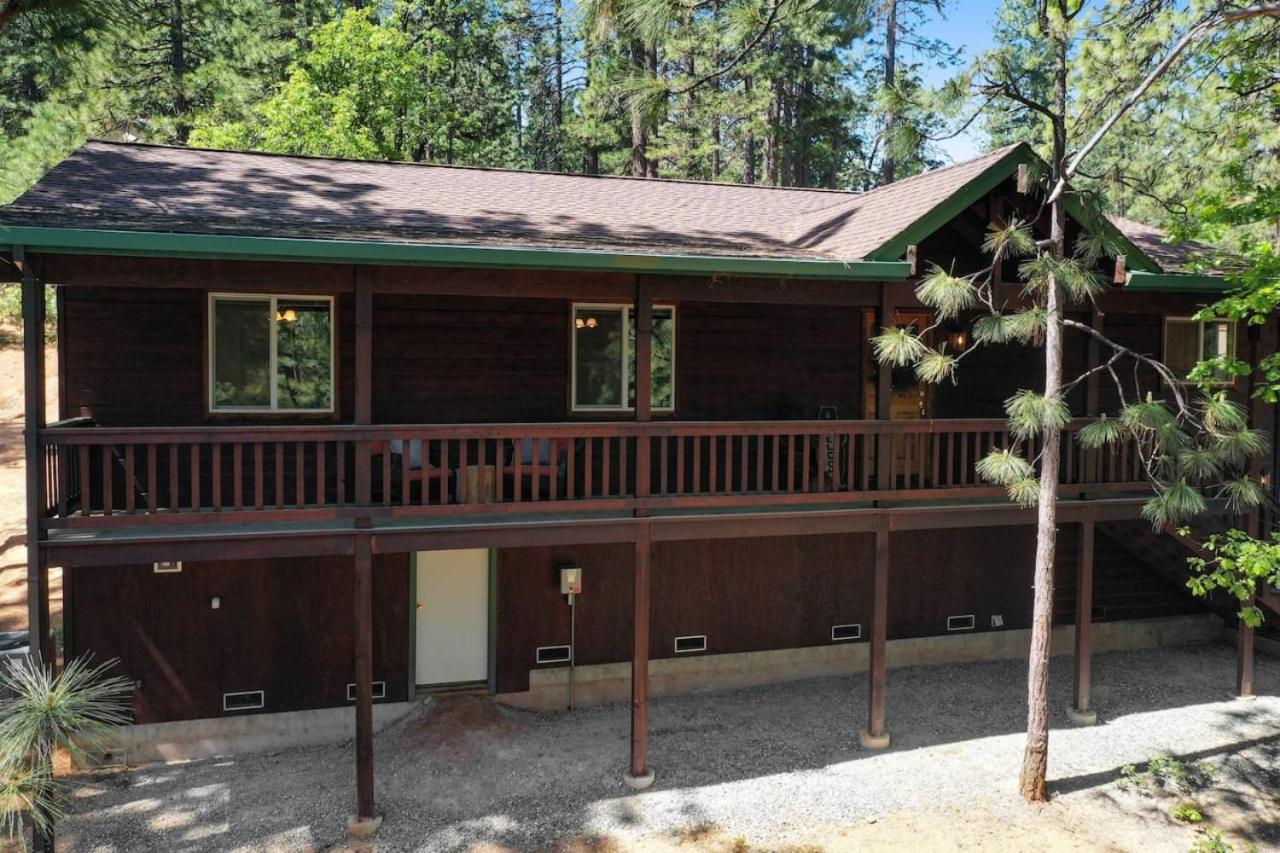 Great Cabin with AC Firepit Fireplace