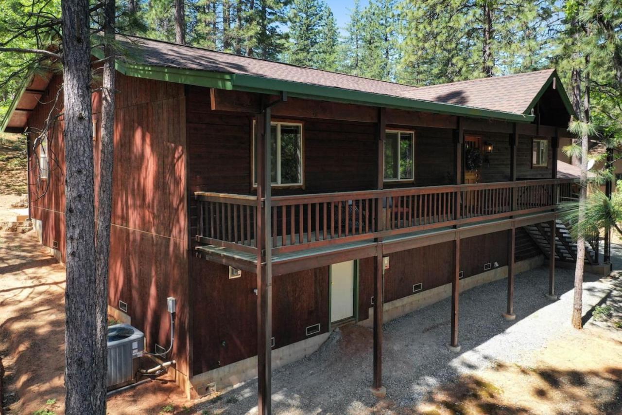 Great Cabin with AC Firepit Fireplace
