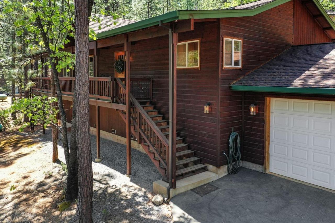 Great Cabin with AC Firepit Fireplace
