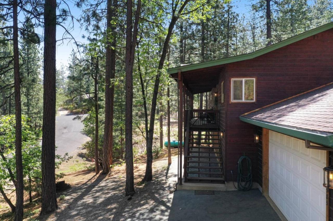 Great Cabin with AC Firepit Fireplace