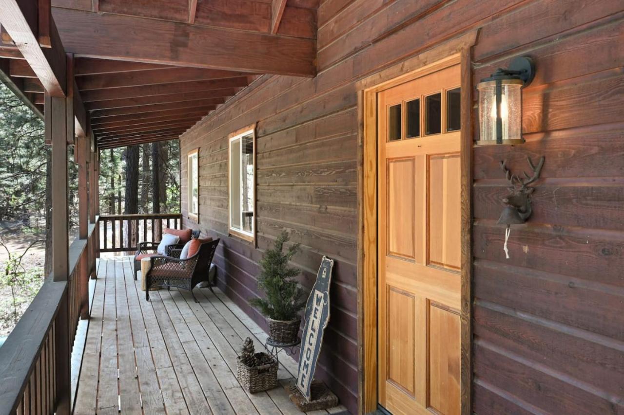 Great Cabin with AC Firepit Fireplace