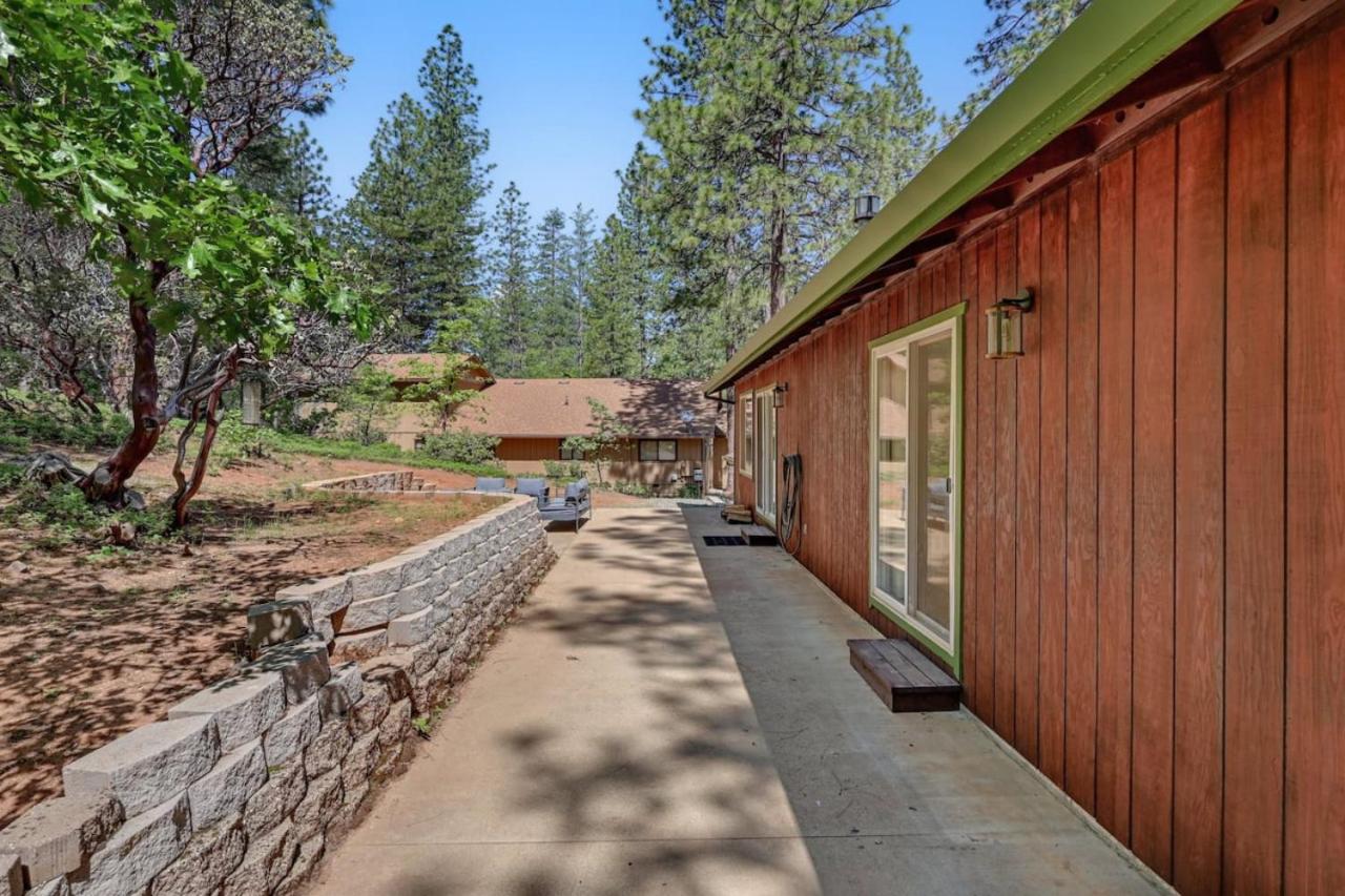 Great Cabin with AC Firepit Fireplace