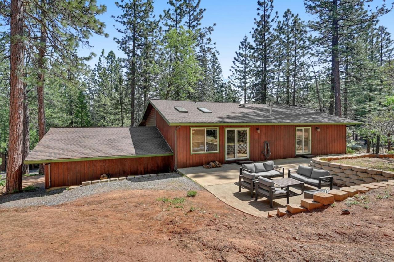 Great Cabin with AC Firepit Fireplace
