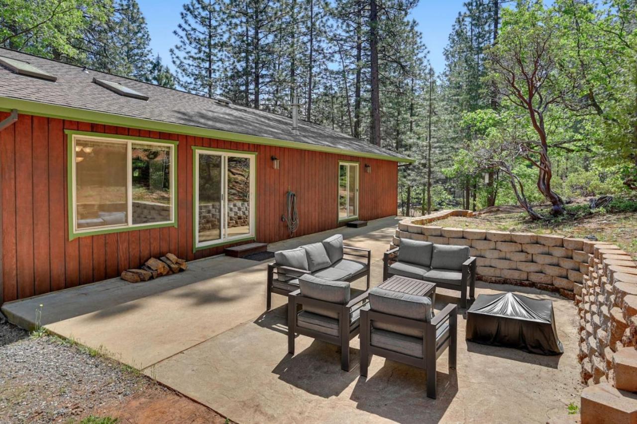 Great Cabin with AC Firepit Fireplace