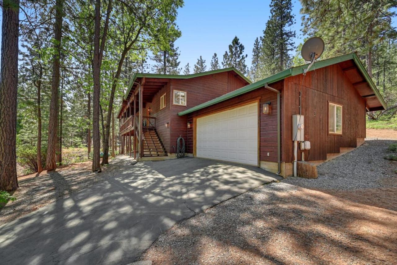 Great Cabin with AC Firepit Fireplace