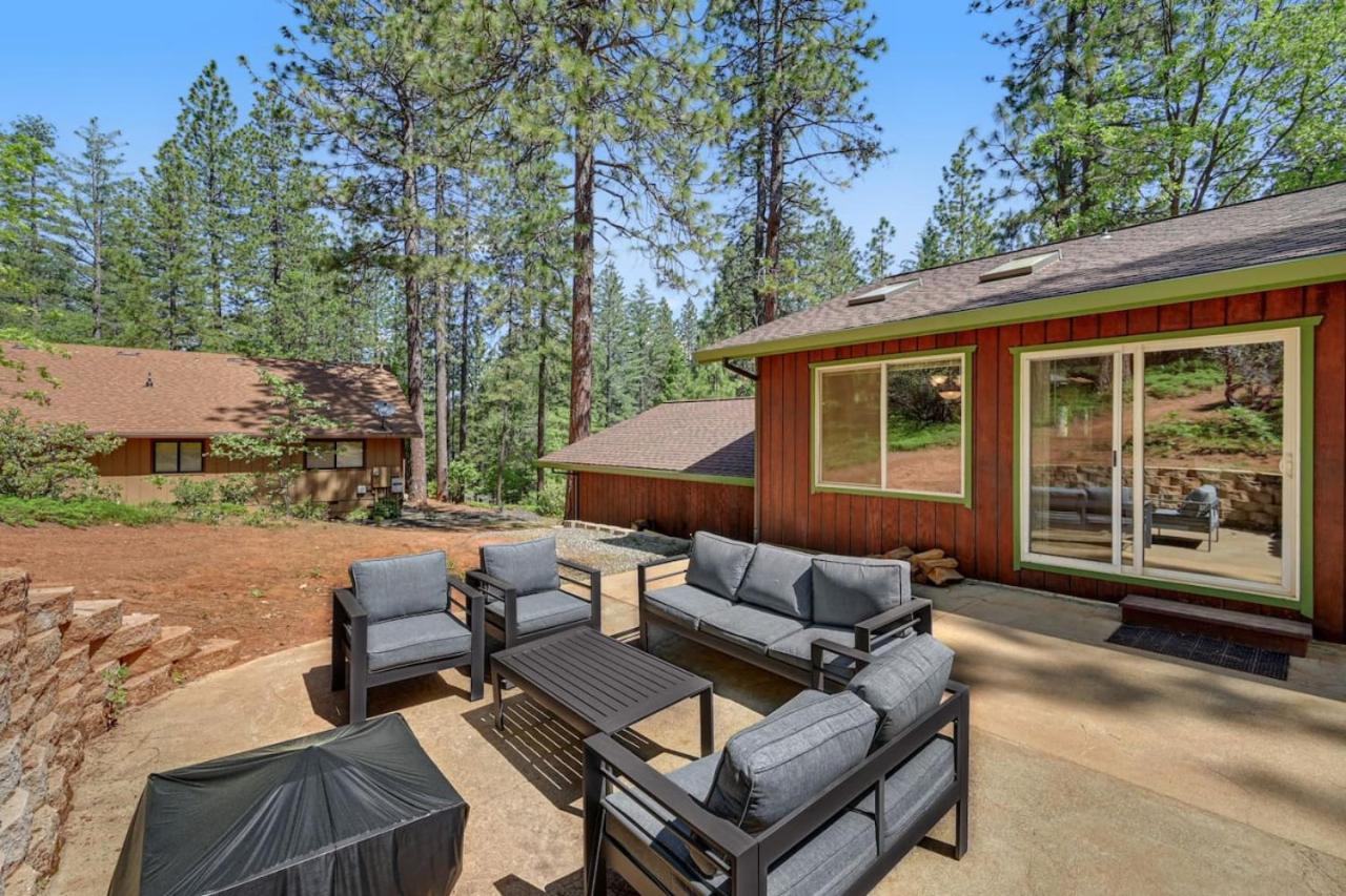 Great Cabin with AC Firepit Fireplace