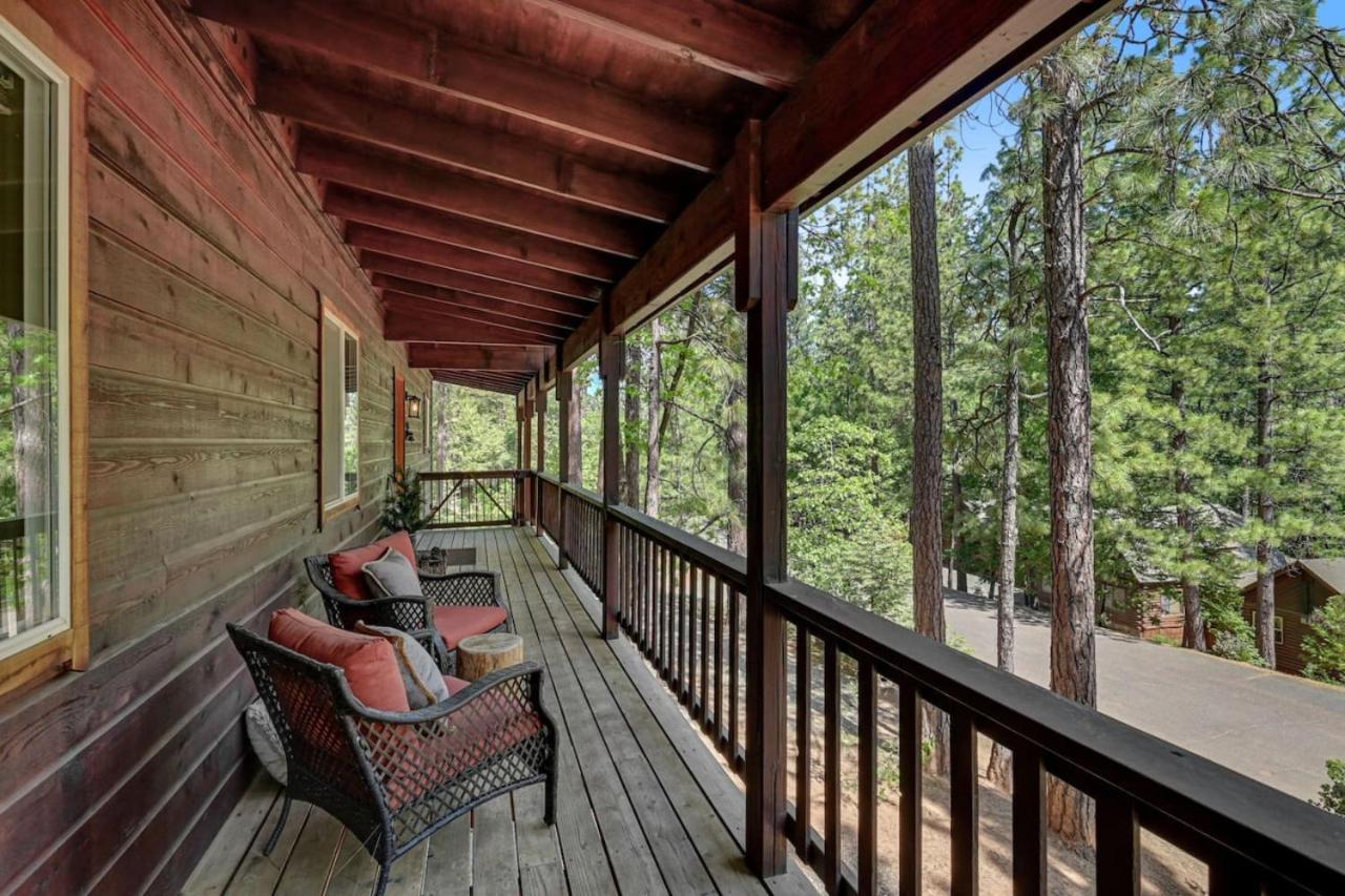 Great Cabin with AC Firepit Fireplace