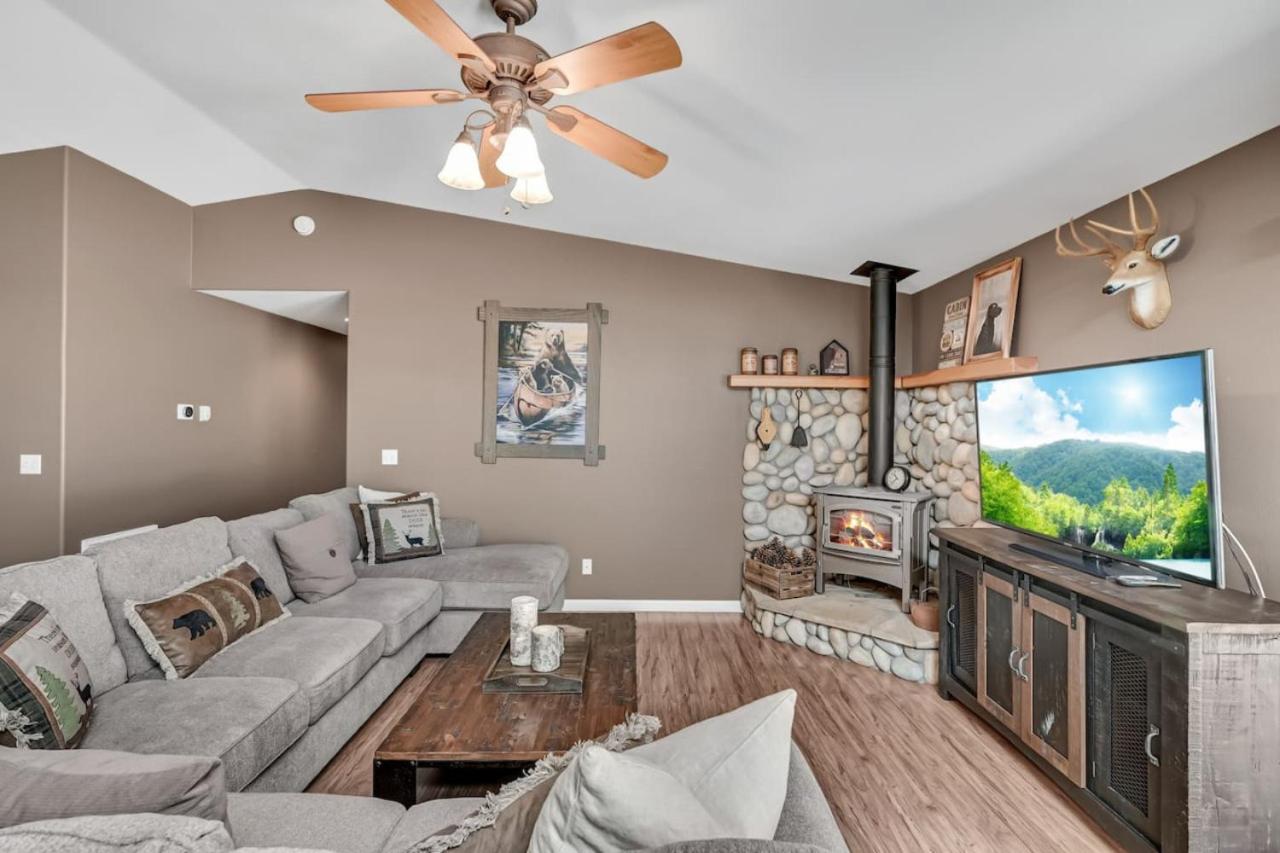 Great Cabin with AC Firepit Fireplace