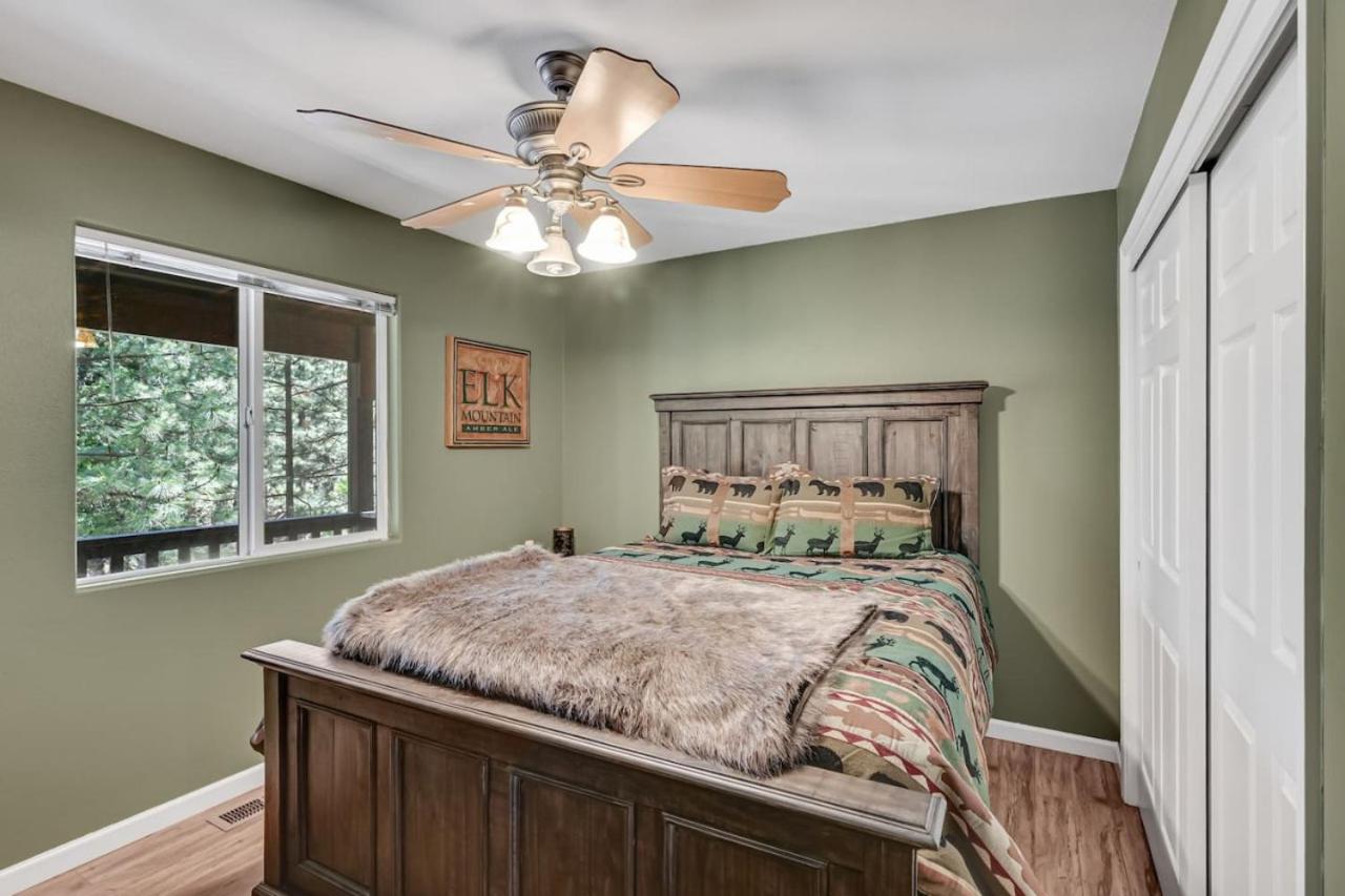 Great Cabin with AC Firepit Fireplace