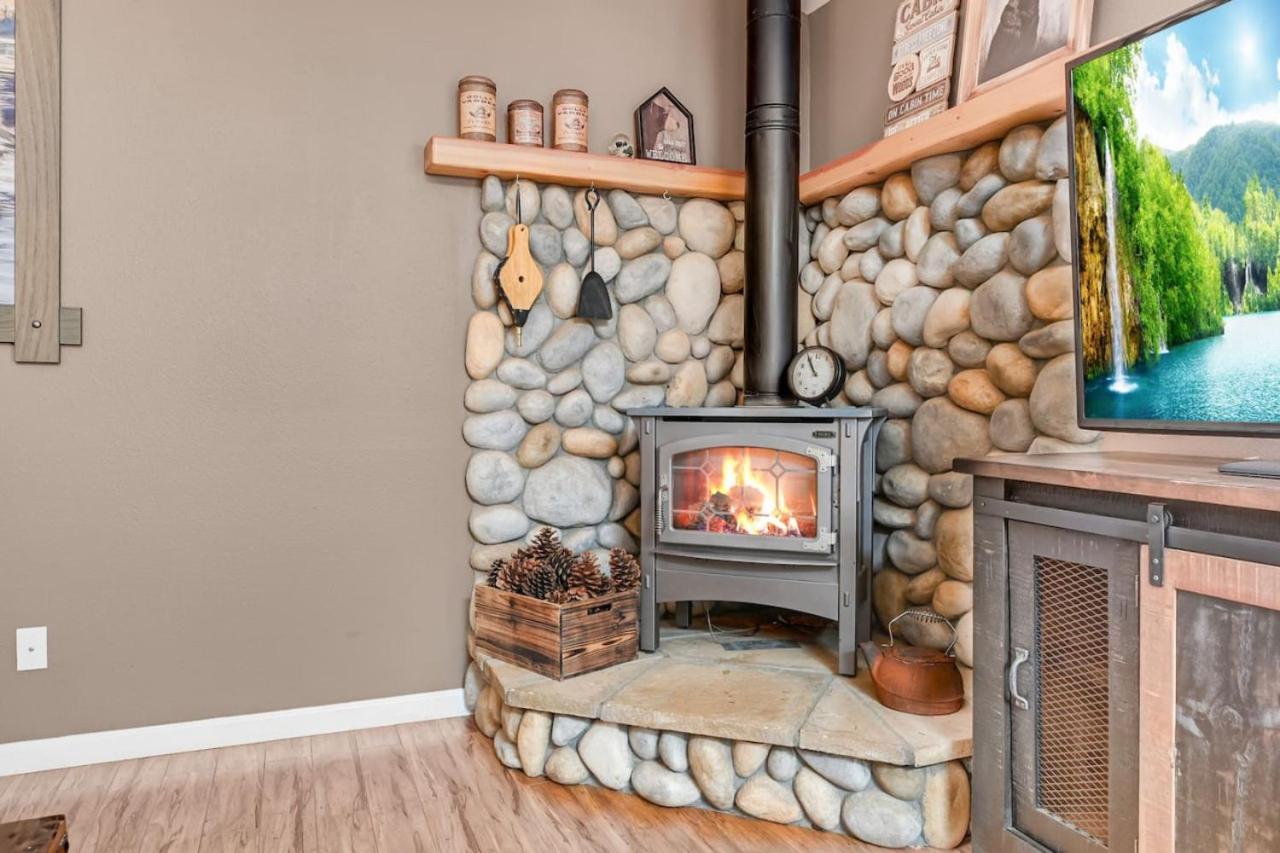 Great Cabin with AC Firepit Fireplace
