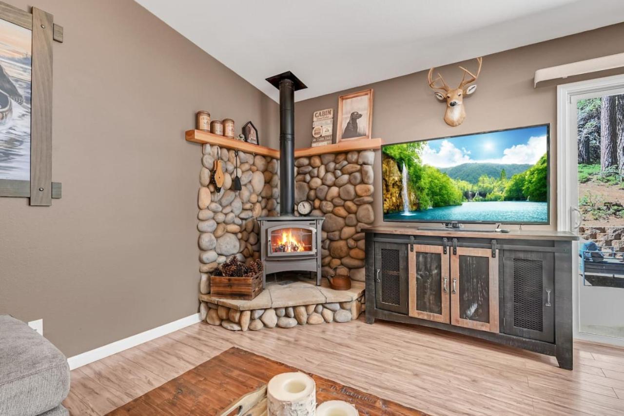 Great Cabin with AC Firepit Fireplace