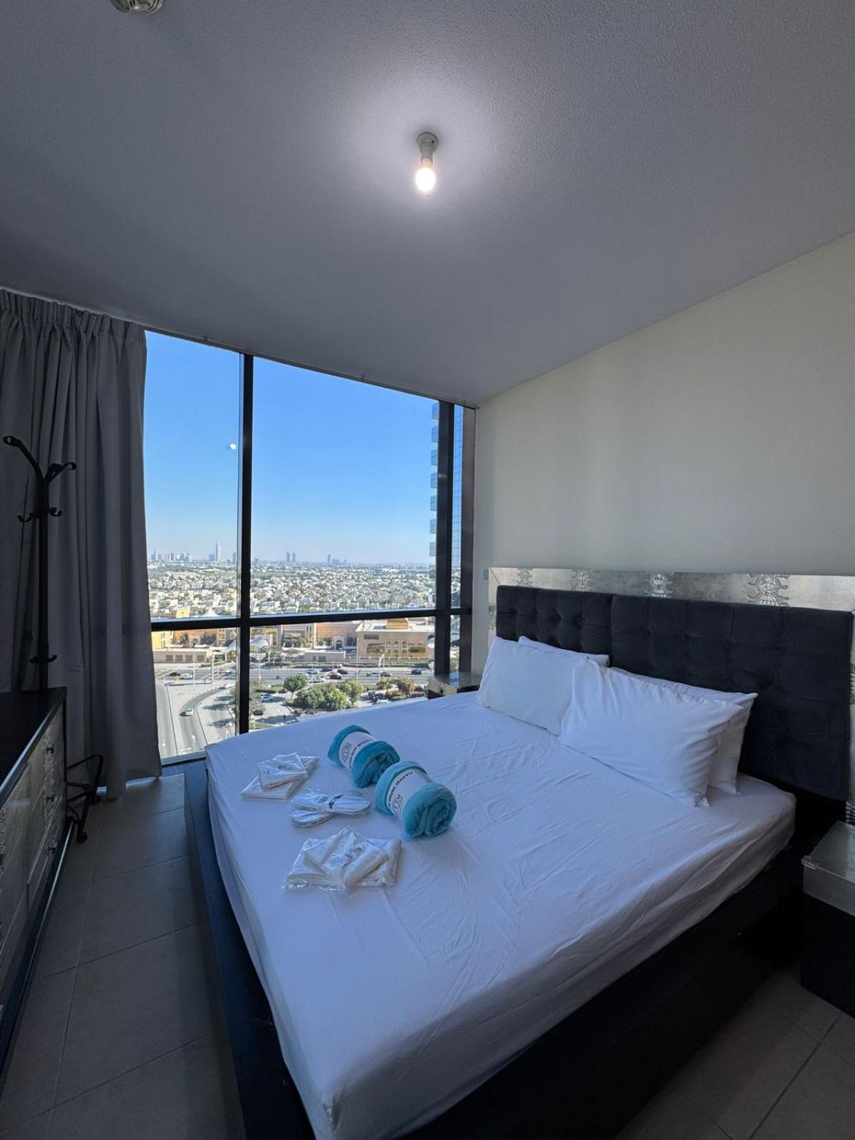Click Stay - JLT - 2 Bedroom & Balcony Lakes View Entire Apartment -SS