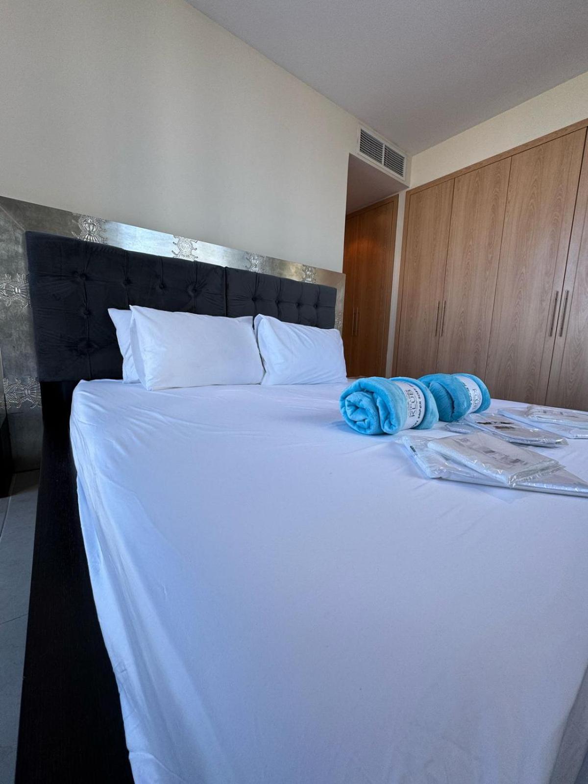 Click Stay - JLT - 2 Bedroom & Balcony Lakes View Entire Apartment -SS