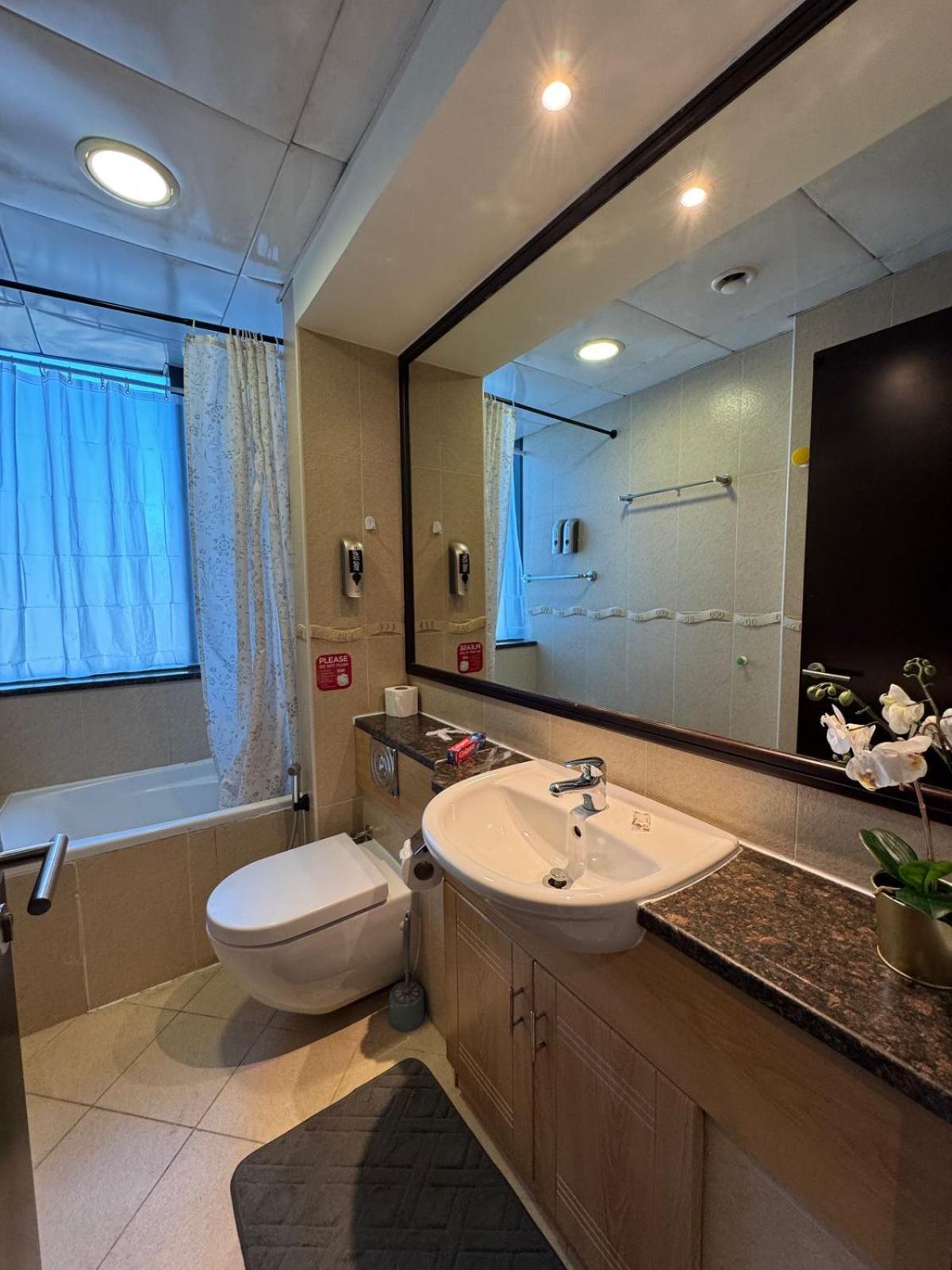 Click Stay - JLT - 2 Bedroom & Balcony Lakes View Entire Apartment -SS