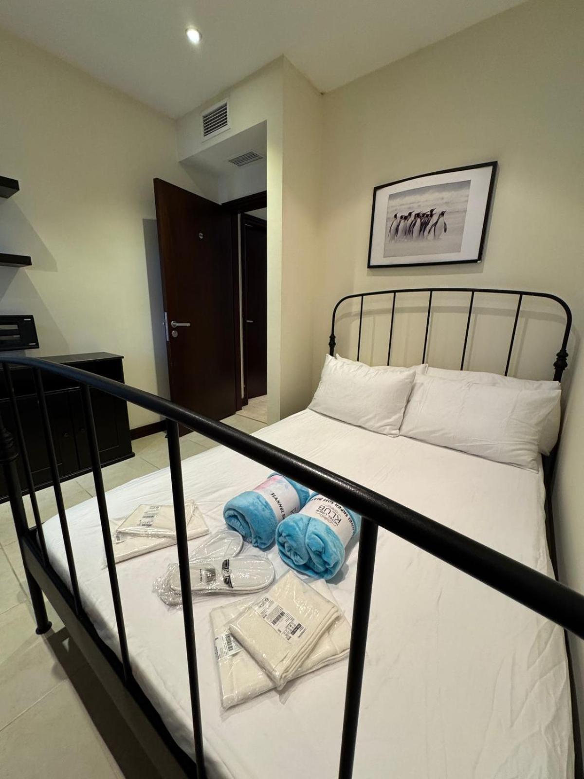 Click Stay - JLT - 2 Bedroom & Balcony Lakes View Entire Apartment -SS