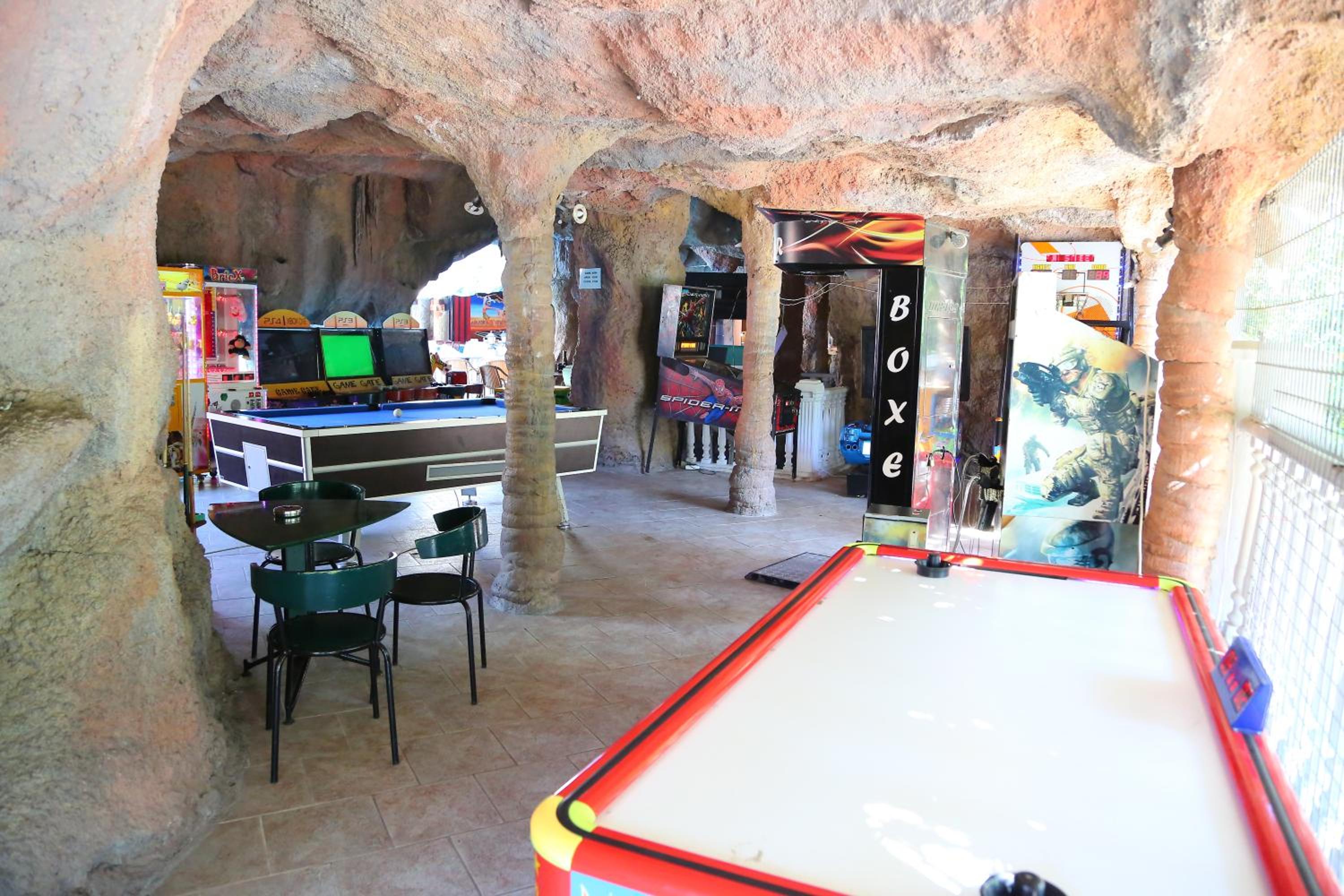 Grand Aquarium - Image 33