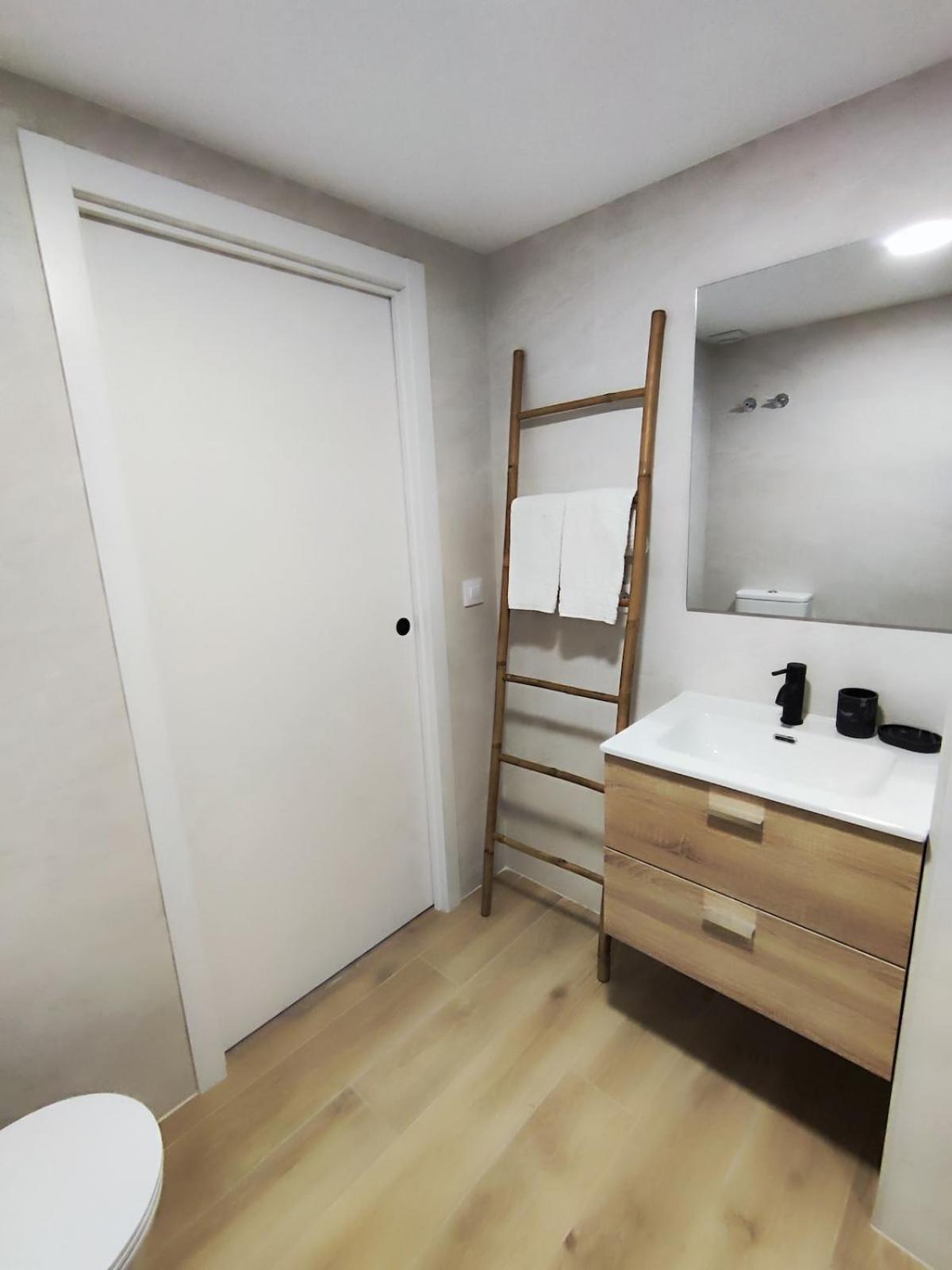 Caracol - Entire Apt - Near Beach and Stadium by Río Turia Apartments