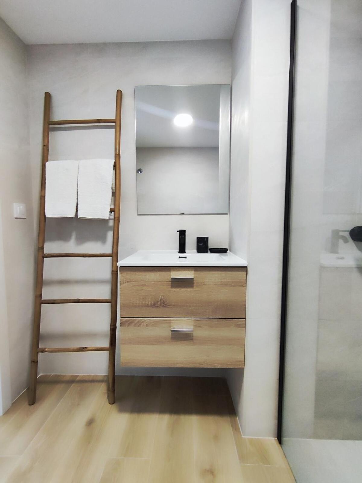 Caracol - Entire Apt - Near Beach and Stadium by Río Turia Apartments