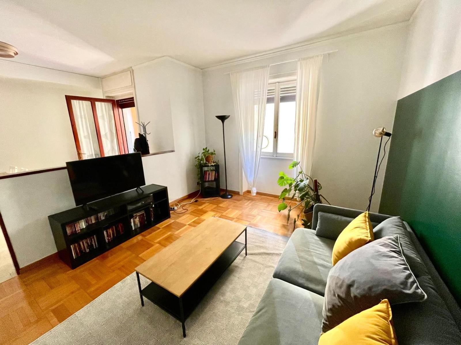 Downtown Milan Chic Apartment - Quiet Retreat with Free WIFI & Air Conditioning