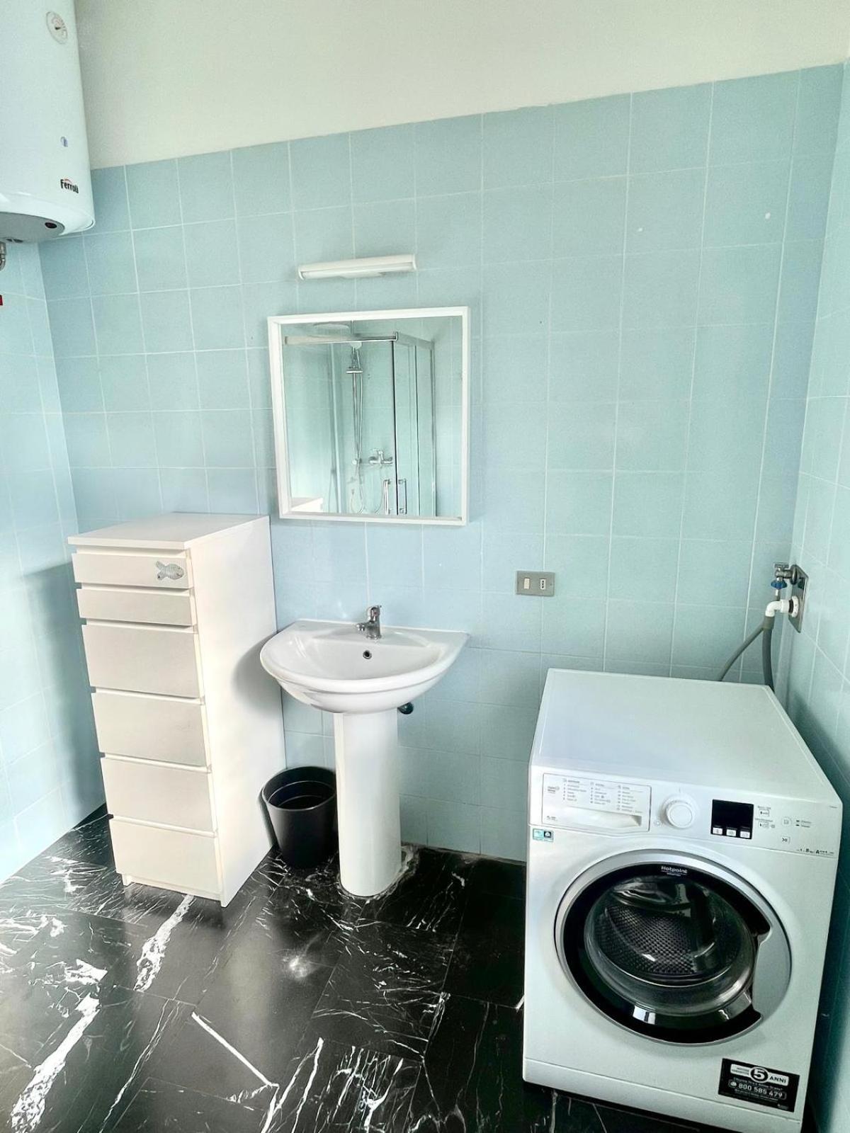 Downtown Milan Chic Apartment - Quiet Retreat with Free WIFI & Air Conditioning