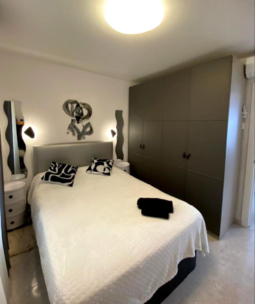 Modern Art apartment by the sea Playa del Espejo