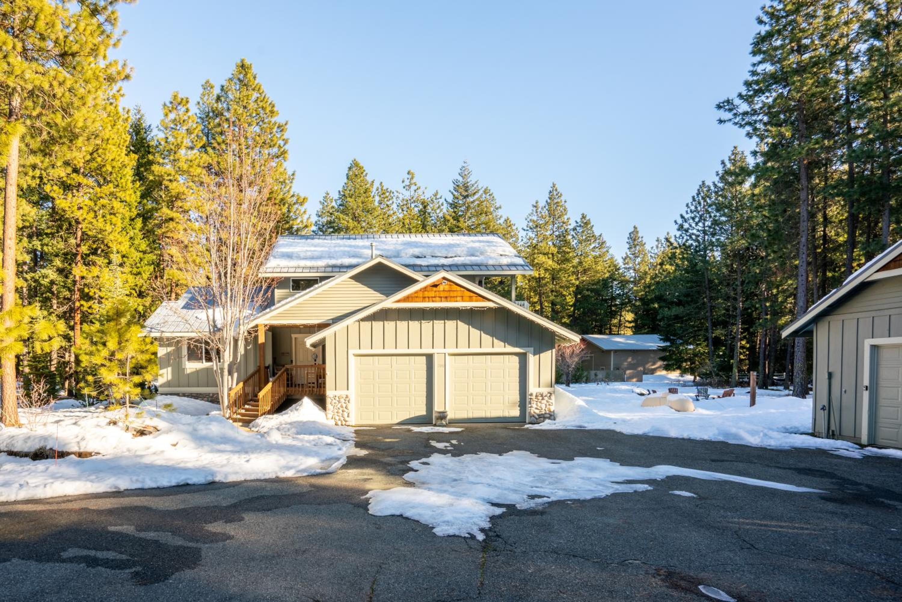 Cozy Pine Cabin Private Pool Access & Family Fun