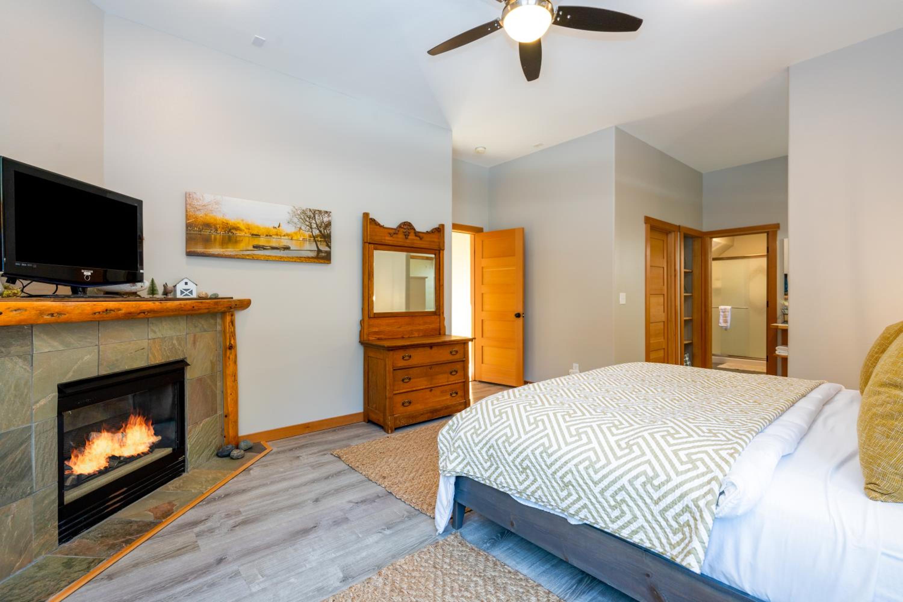 Cozy Pine Cabin Private Pool Access & Family Fun