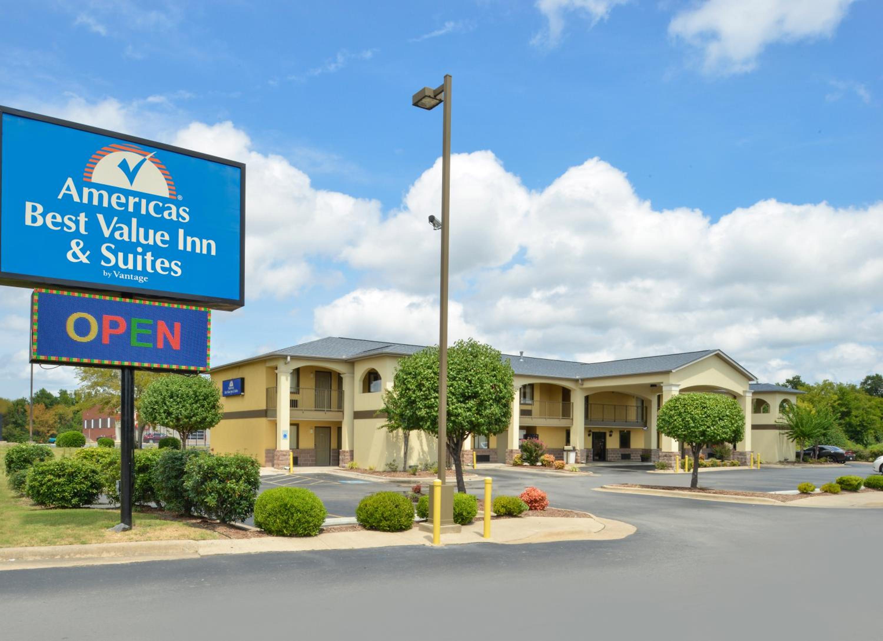 Hotel Americas Best Value Inn and Suites Little Rock - Image 1