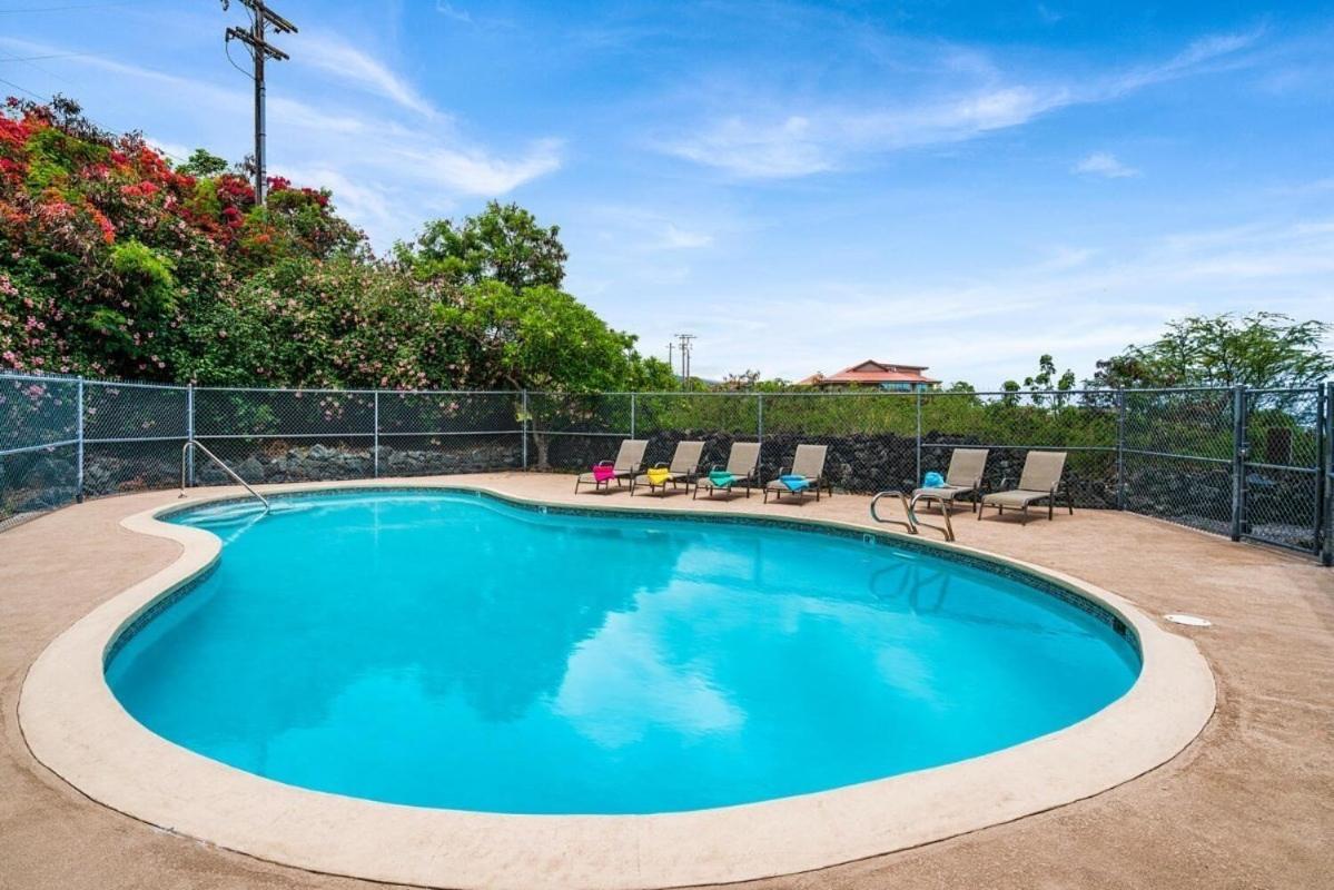 Kailua Village 2BR with AC, Pool and Parking, Walk to Oceanfront