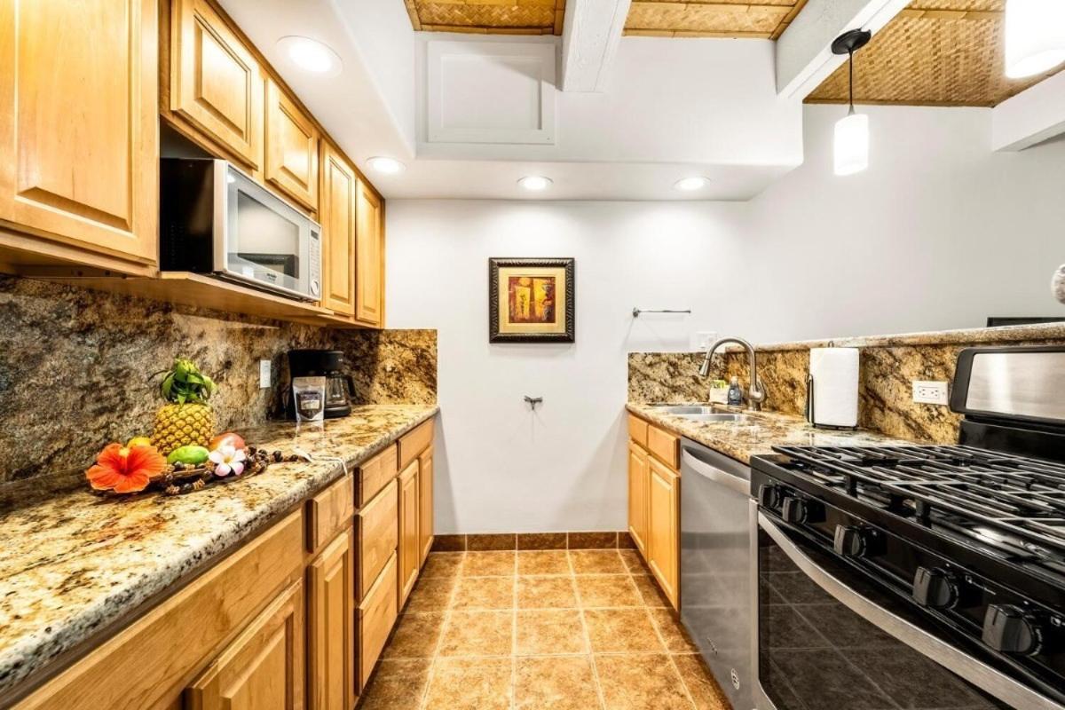 Kailua Village 2BR with AC, Pool and Parking, Walk to Oceanfront