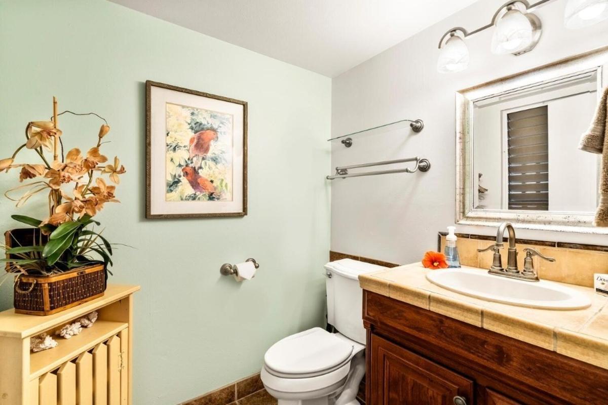 Kailua Village 2BR with AC, Pool and Parking, Walk to Oceanfront