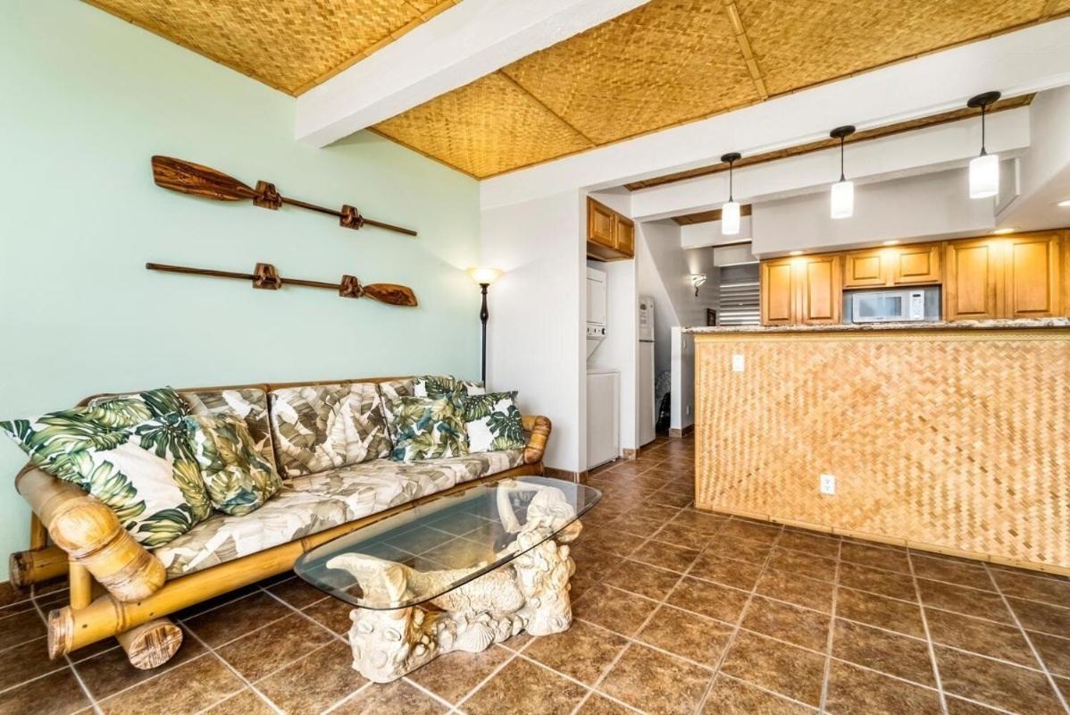 Kailua Village 2BR with AC, Pool and Parking, Walk to Oceanfront