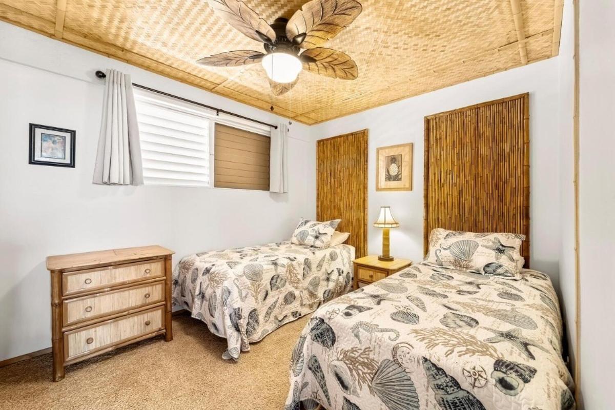 Kailua Village 2BR with AC, Pool and Parking, Walk to Oceanfront