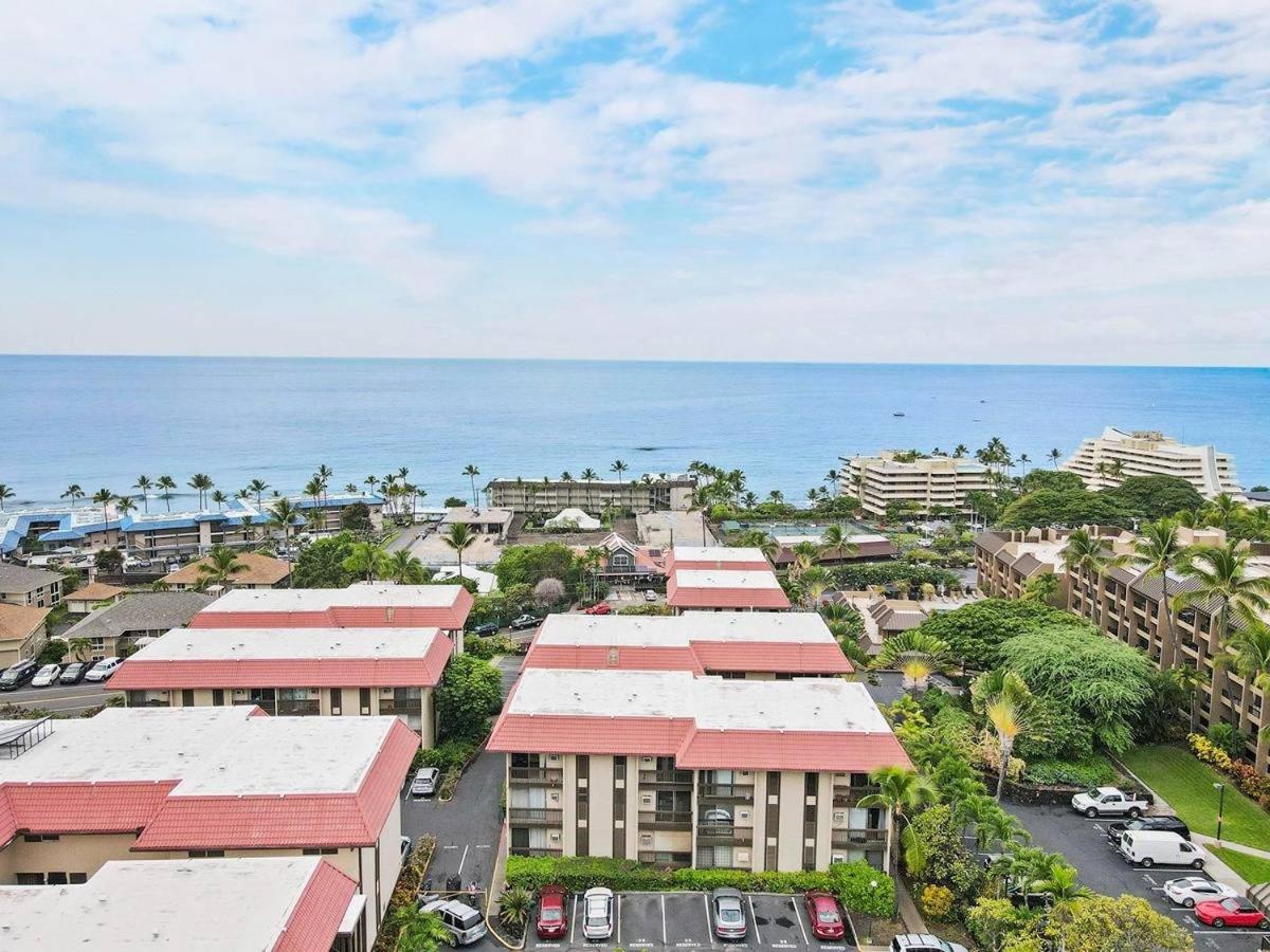 Kailua Village 2BR with AC, Pool and Parking, Walk to Oceanfront