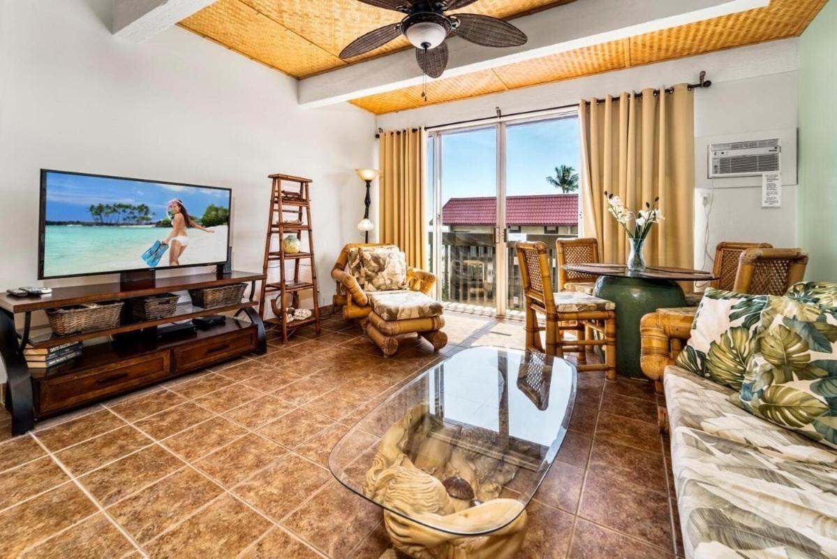 Kailua Village 2BR with AC, Pool and Parking, Walk to Oceanfront