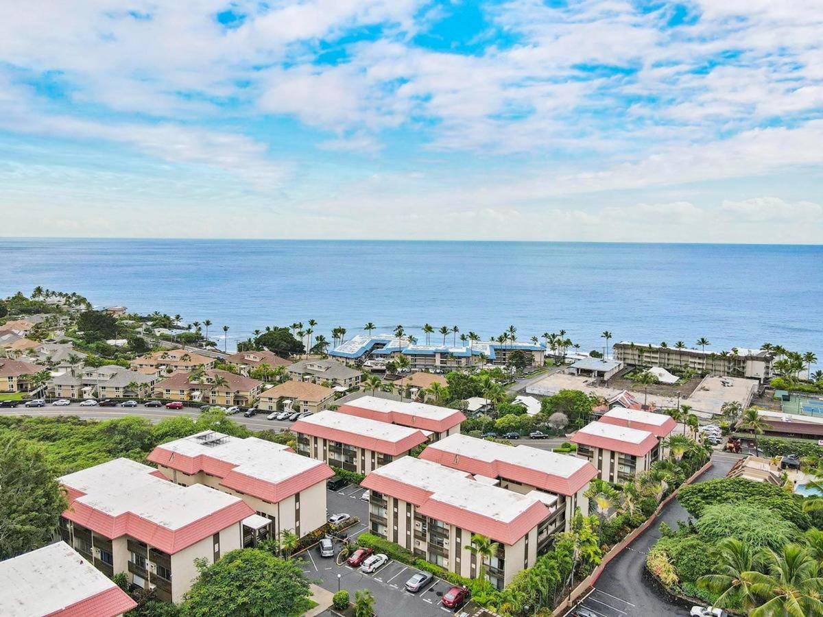 Kailua Village 2BR with AC, Pool and Parking, Walk to Oceanfront