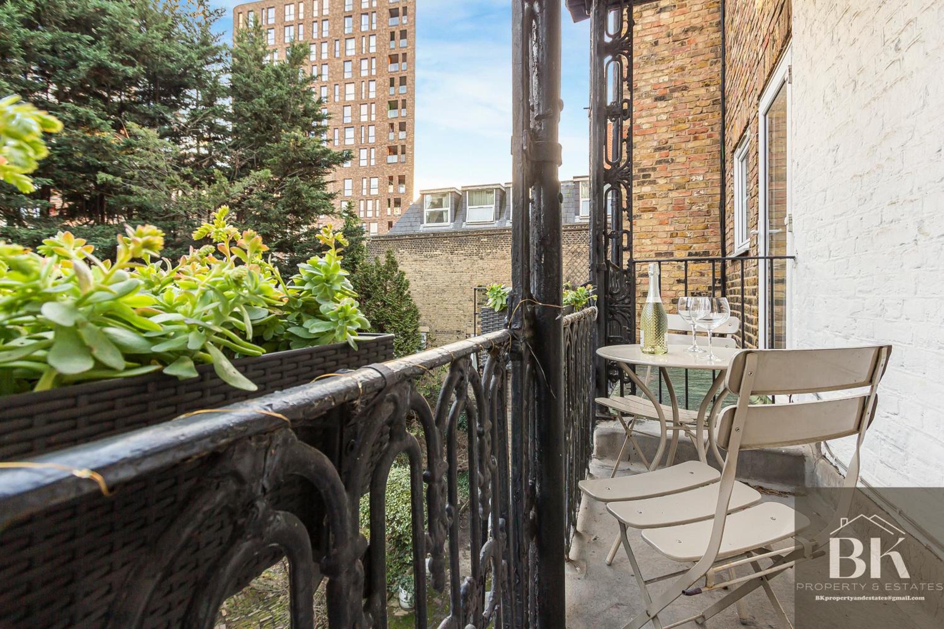 LUXURY Victorian Flat 2 bed 2 bath Flat Sleeps 4 to 7