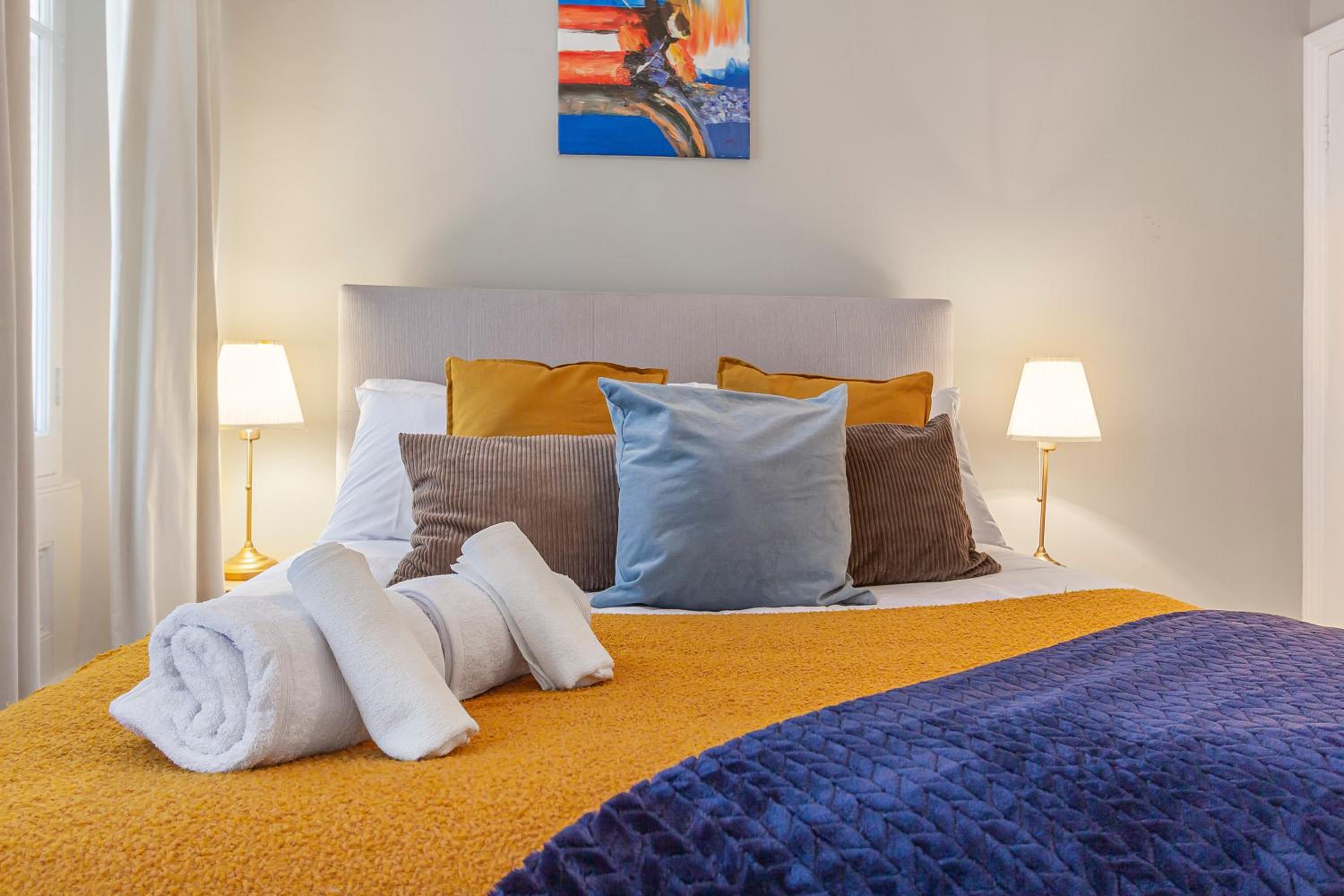 LUXURY Victorian Flat 2 bed 2 bath Flat Sleeps 4 to 7