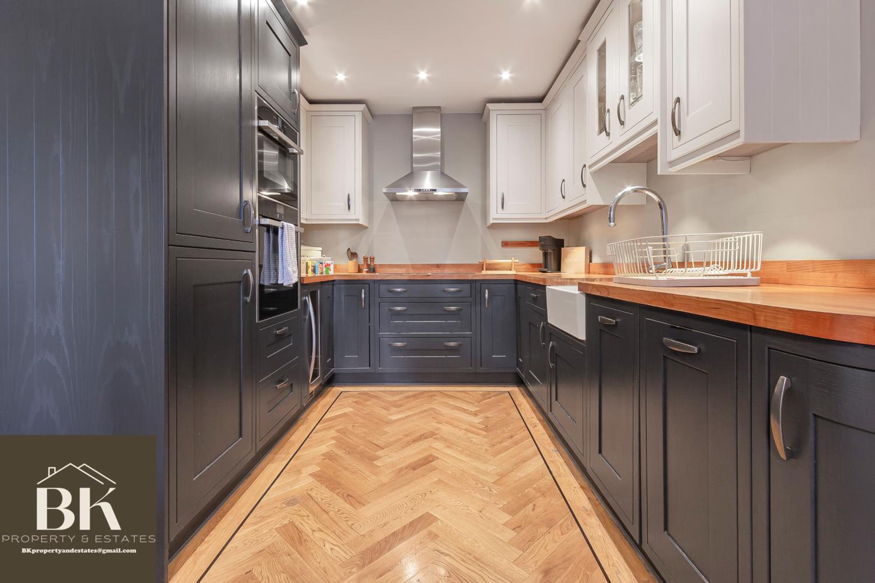 LUXURY Victorian Flat 2 bed 2 bath Flat Sleeps 4 to 7