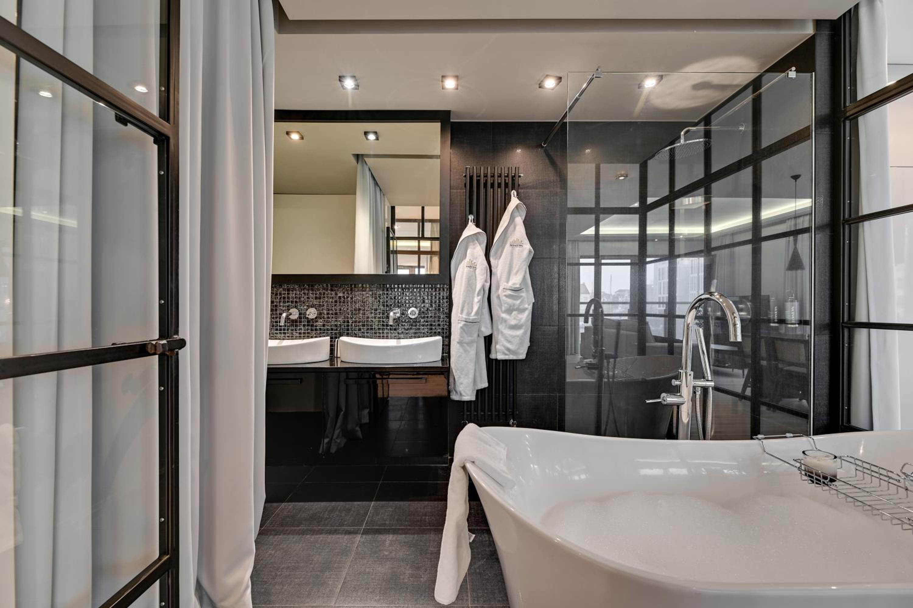 Waterlane River View Premium SPA, Pool & Gym by Downtown Apartments